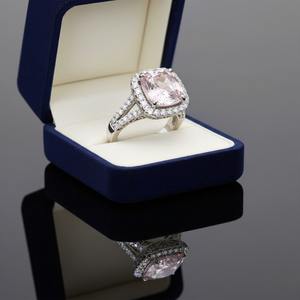 แหวนหมั้นเงินแท้ 925 ประดับมอร์แกไนต์สีชมพูอ่อนธรรมชาติ เพชร CZ ดีไซน์มินิมอลแบบช่องฝัง รับรองโดยผู้เชี่ยวชาญ ของขวัญแต่งงาน - Product Image 1