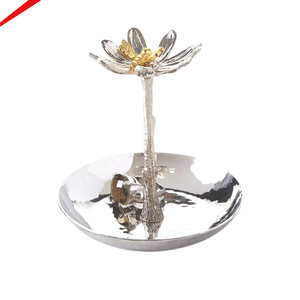 Plateau à chocolat en métal au design artistique d'oiseau, élégant et décoratif, pour servir des friandises, idéal pour la décoration de la table à la maison. - Product Image 2