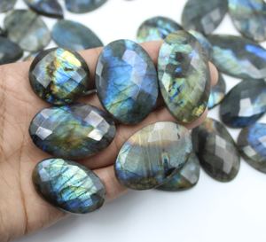 Prix de gros Cabochon de labradorite naturelle facettée à coupe damier, avec éclat naturel, qualité excellente, pierre gemme lisse pour la fabrication de bijoux - Product Image 1