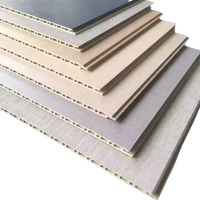 Panneaux de plafond en WPC imperméables stratifiés en bois PVC modernes, insonorisés et ignifuges pour l'utilisation murale dans les hôtels et les foyers, décoration intérieure