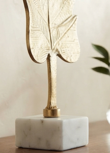 Sculpture décorative en aluminium doré en forme de feuille avec base en marbre blanc – Décoration de bureau - Product Image 4