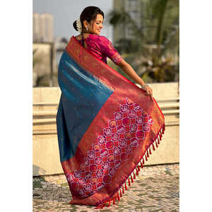 ผ้าซิ่รีสีน้ำเงินบริสุทธิ์จาก Elite Weaves พร้อมผ้าปาโตลาที่ถักด้วยดิ้นทอง และผ้าทอแบบตัดกัน  เสื้อผ้าอินเดียและปากีสถาน - Product Image 3