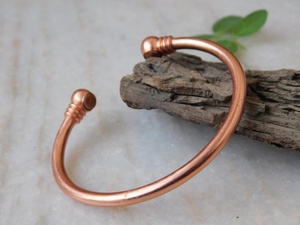 Brazalete de Cobre Clásico de Alto Brillo, Brazalete de Metal de Cobre Liso Contemporáneo, Brazalete Hecho a Mano para Uso Diario - Product Image 3