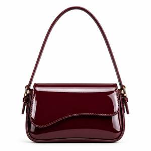 Bolso de hombro de charol color burdeos con cierre magnético y una sola correa - Product Image 1