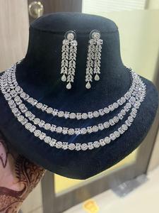 Ensemble de bijoux CZ avec collier à trois couches et boucles d'oreilles pour femmes |   Ensemble cadeau d'anniversaire en alliage de rhodium fait main, imitation mode indienne - Product Image 5