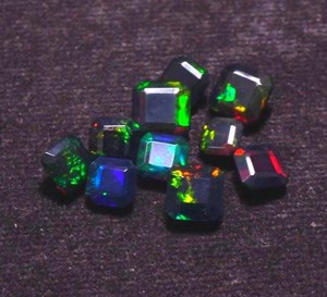 Opale de feu naturelle, pierre précieuse en vrac, taille princesse, 9 mm, pierre noire HASNAIN GEMS, couleur fumée traitée, effet de jeu de couleurs pour la création de bijoux personnalisés - Product Image 1