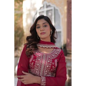 Robe de soirée de créateur pour les fêtes, travail de perles brodées pour un look élégant - Product Image 4