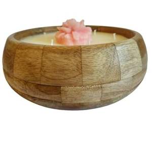 Bougie artisanale en pot en bois avec des fleurs pastel incrustées flottant dans de la cire de soja crémeuse, parfum d'ambiance romantique pour la maison. - Product Image 1