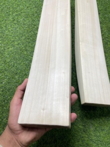 Bate de críquet clásico de madera de sauce inglés, ligero, duradero y de calidad profesional. - Product Image 3