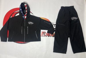 ชุดเซ็ตซอฟต์เชลล์ปักลายแบบกำหนดเอง ผ้าไนลอนโพลีเอสเตอร์ เสื้อแจ็คเก็ตกันลมแบบซิป มีฮู้ดสองชั้น และกางเกงขายาว - Product Image 4