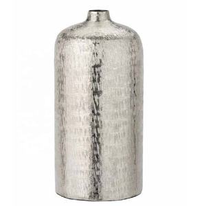 Nouveauté Vase décoratif rond en aluminium argenté martelé et gravé moderne pour le salon, la chambre à coucher, les étagères et les tables - Product Image 4