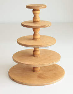 Présentoir à gâteau en bois gravé sur mesure pour offrir, idéal pour les mariages, les célébrations, la vitrine de boulangerie personnalisée et la décoration d'événement - Product Image 3