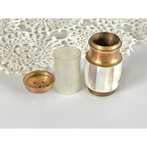 Salero de latón y nácar para especias, herramienta manual para hierbas y especias, acabado metálico duradero - Product Image 5