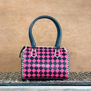 Bolso de Mano de Cuero de Lujo, Diseño a Cuadros Rosa y Negro, Asa Superior, Cierre de Cremallera - Product Image 1