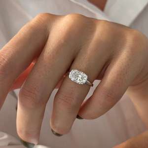 Bague de fiançailles demi-sertie à l'est et à l'ouest avec diamant de laboratoire allongé taille coussin de 2,5 carats, certifiée IGI - Product Image 1
