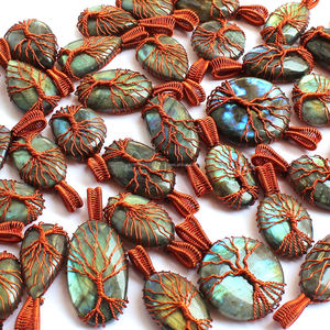 Pendentifs en cristal naturel assorti, artisanal, vintage, design rétro, enveloppé de fil de cuivre, matériau en laiton, plaqué rhodium - Product Image 3