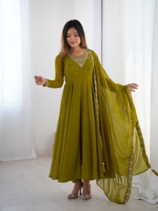 ชุดเดรส Anarkali ผ้าจอร์เจตต์เนื้อหนาปักลายลูกปัดและงานปักดิ้นทอง พร้อมผ้าคลุมไหล่แบบ Latkan ขนาดใหญ่ 6 ครึ่งเมตร และกางเกงขายาว - Product Image 1