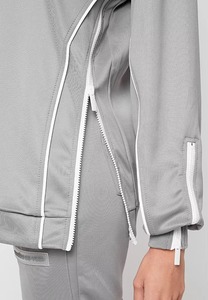 Conjunto Deportivo de Dos Piezas para Mujer, Color Gris con Ribete Blanco, Cierre Lateral con Cremallera, Top Holgado con Cuello Redondo, Pantalones Jogger con Cierre en el Tobillo, Estilo Casual - Product Image 6