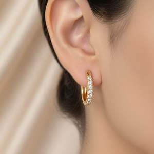 Pendientes de aro tipo huggie con pavé de corte redondo de 0.30 quilates - Product Image 6