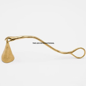 Éteignoir à bougie en métal doré au design classique, à long manche, fait main et sur mesure, pour pot à bougie unique en béton - Product Image 6