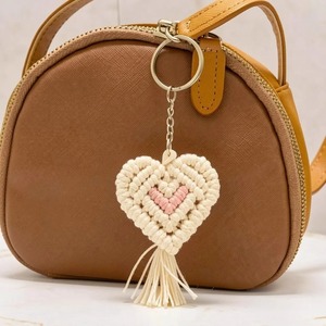 Porte-clés en forme de cœur, objet décoratif, charme en macramé fait main, parfait pour les sacs, les clés et la décoration de la maison - Product Image 1