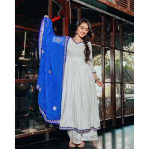 Ensemble de costume en mousseline de soie Gotapatti blanc apaisant pour femme, respirant, ethnique, élégant, coupe ample, kurta et dupatta pour l'été, tenue de fête - Product Image 6