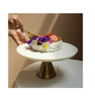 Hoogwaardige witte marmeren en messing taartplateau met trendy design, herbruikbaar, aanpasbare maat voor bruiloft, feest en dessertpresentatie