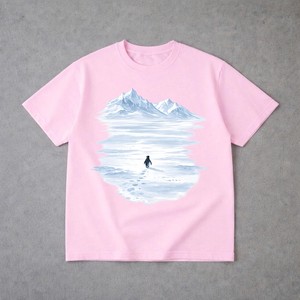 T-shirt Lone Penguin Walking To The Mountain, t-shirt graphique tendance avec pingouin, t-shirt de randonnée pour aventureur - Product Image 1