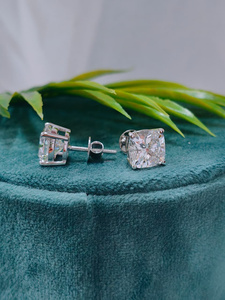 Boucles d'oreilles en diamant taille coussin en or blanc, un classique intemporel au brillant doux, à la lueur élégante et au luxe raffiné au quotidien. - Product Image 3