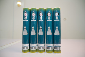 ลูกแบดมินตันเกรด OEM ขนห่าน คุณภาพสูง ทนทาน เหมาะสำหรับการฝึกซ้อมระดับทัวร์นาเมนต์ ใช้ได้ทั้งในร่มและกลางแจ้ง - Product Image 3