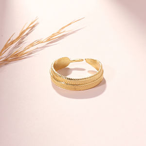 Bague ouverte texturée plaquée or |   Bague ajustable minimaliste en laiton pour femme - Product Image 2