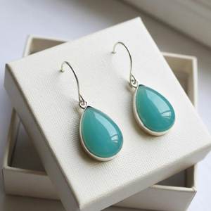 ต่างหูห้อยทรงหยดน้ำ แคลซิโดนีสีน้ำเงินธรรมชาติ เงินแท้ 925 ชุบทอง 14K งานแฮนด์เมด ของขวัญเครื่องประดับ - Product Image 4