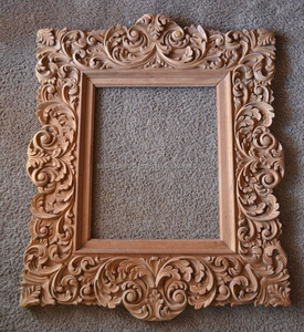 Espejo de pared con marco de madera hecho a mano de alta demanda para uso en dormitorios, comedores o entradas disponibles para la venta - Product Image 1