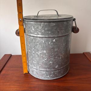 Seau à glace rustique galvanisé avec poignées en bois, idéal pour les événements, les mariages, les bars à domicile, le refroidissement des boissons et le service lors de fêtes - Product Image 3