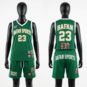 Ensemble de maillot et short de basket-ball pour femme en polyester respirant 180 GSM, vert, avec logo personnalisé en twill brodé. - Product Image 1