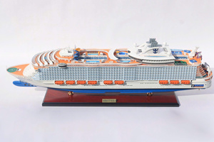HARMONY OF THE SEAS - Maqueta de Barco Crucero de Madera Hecha a Mano, Temática Náutica, Detalles Pintados, Forma Irregular, para Decoración o Regalo - Product Image 6