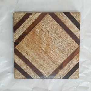 Dessous de verre en bois d'acacia et hêtre au design moderne Tapis carrés personnalisables Accessoires de décoration durables - Product Image 1