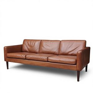 Sofá de Cuero Marrón de Estilo Moderno de Mediados de Siglo, 3 Plazas, con Patas de Madera, Sofá de Cuero Cognac de Lujo para Decoración de Sala de Estar - Product Image 1