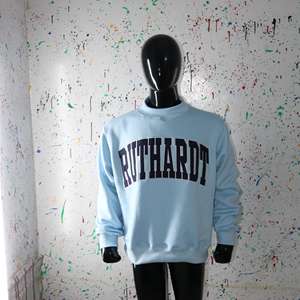 Sudadera RUTHARDT SKY BLUE con cuello alto, 100% azul oscuro, con apliques bordados, cuello ancho, hilos finos - Product Image 3