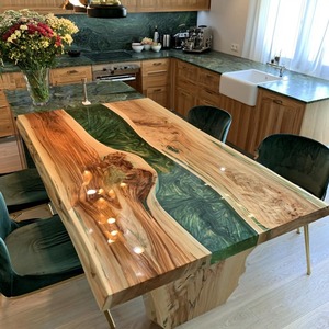 Table à manger en bois faite à la main avec dessus en résine époxy verte, style moderne, rectangulaire, pieds en bois - Product Image 3