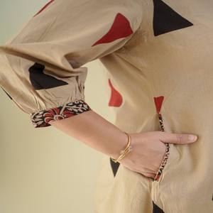 Conjunto de algodón puro con estampado Kalamkari VASTRA COTTAGE, pantalón, dupatta, tejido jacquard, detalles en el cuello, ropa festiva de diseñador para mujer - Product Image 3