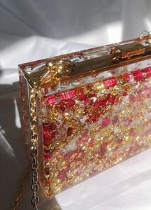 กระเป๋าเรซิ่นดอกไม้แห้ง: กระเป๋าคลัทช์ลายดอกไม้จากเรซิ่น งานศิลปะจากดอกไม้จริง ทำตามสั่ง - Product Image 4