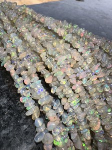 Collier de perles de copeaux d'opale éthiopienne, lisse, multicolore, effet feu (16 pouces) - Product Image 2