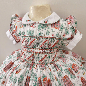 Robe de Noël smockée imprimée en gros pour bébés filles avec de magnifiques broderies et col en dentelle - Product Image 2