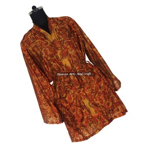 KS007 Kimono Corto de Seda Bohemio Vintage, Estilo Boho Gitano, Hecho con Seda de Sari Reciclada, Túnica Corta, Ropa de Dormir para Mujer - Product Image 3