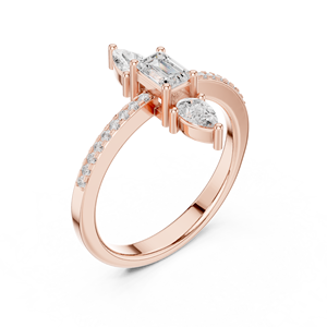 Elegante Anillo de Moissanita con Tres Piedras en Forma de Pera y Corte Esmeralda - Banda Lateral de Plata de Ley Chapada en Oro Rosa de 14K para Ella - Product Image 3