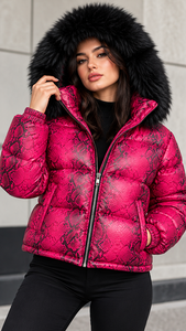 Chaqueta Acolchada de Cuero Auténtico Tejido con Estampado de Serpiente Rosa, Acabado Personalizado, con Capucha de Piel, Cierre de Cremallera y Forro de Satén para Invierno - Product Image 4