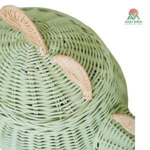 Un panier de rangement en rotin blanc, durable et fait main, en forme de dinosaure, avec couvercle amovible, idéal pour ranger les jouets des enfants. - Product Image 3