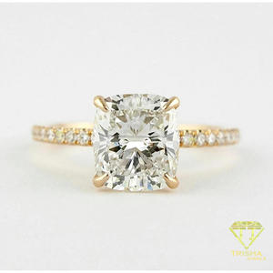 Bague de Mariage en Argent 925 Premium avec Diamant de Laboratoire Taille Coussin, Orné de Détails Élégants en Pierre, Bijou de Mariage Tonalité Or - Product Image 1