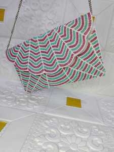 Sac à main rectangulaire lavable fait main avec motif rose et vert citron, broderie artisanale en polyester - Product Image 3